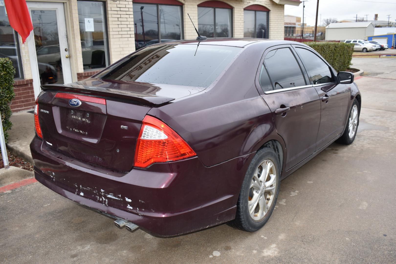 2012 Red /Gray Ford Fusion SE (3FAHP0HA0CR) with an 2.5L L4 DOHC 16V engine, 6 Speed AUTOMATIC transmission, located at 5925 E. BELKNAP ST., HALTOM CITY, TX, 76117, (817) 834-4222, 32.803799, -97.259003 - Photo#4